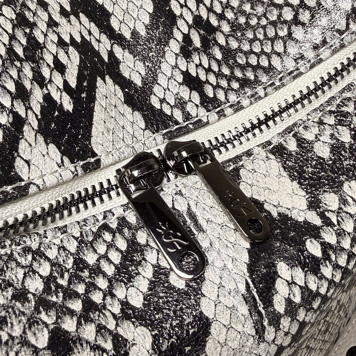 Saray® – Diamante Nero | Texture Pitone Roccia Dark